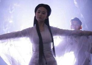 明星张开双臂图,明星演绎无畏风采